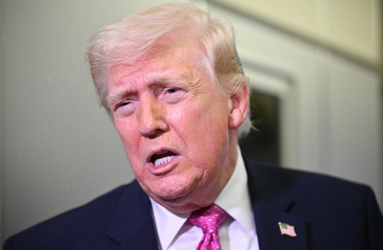 Trump insiste que hay conversaciones serias con un nuevo régimen de Irán