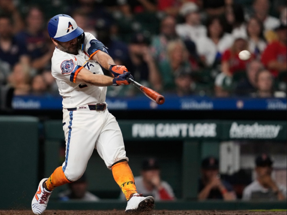 José Altuve conectó dos vuelacercas en la victoria de los Astros