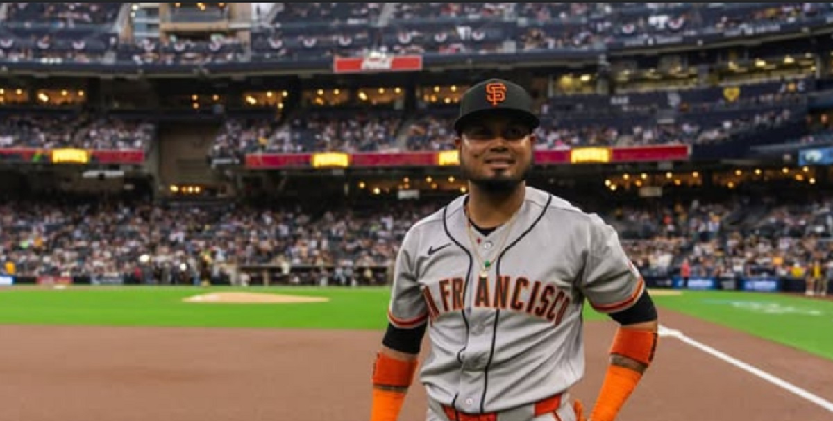 Luis Arráez recibe el cariño de los Padres de San Diego