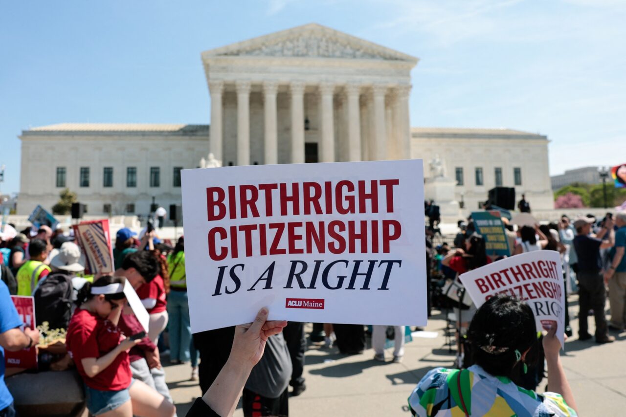 Corte Suprema de Estados Unidos examina el derecho a la ciudadanía por nacimiento