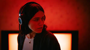 Undertone de Ian Tuason: el terror en busca de su brújula