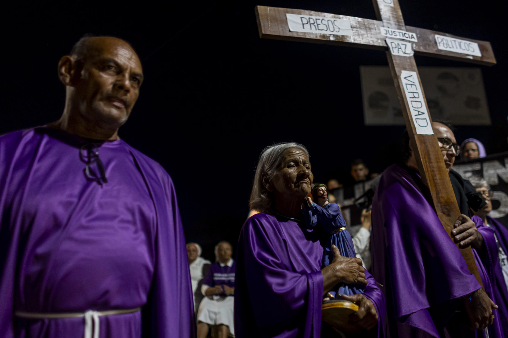 Familiares de presos políticos realizaron un viacrucis en las afueras del Rodeo I
