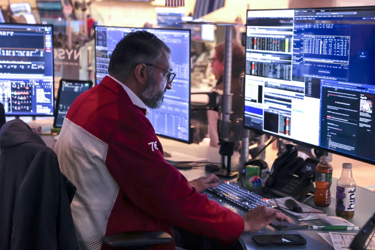 Wall Street cae un 1,28 % tras prometer Trump que seguirá atacando a Irán "con dureza"