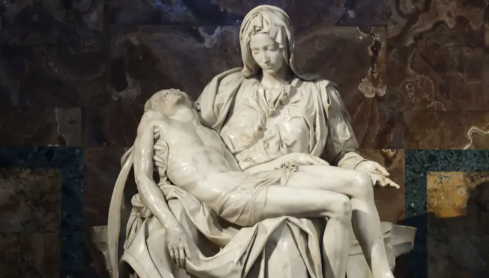 La frase "ruega por nosotros" del Ave María evoca el papel de María como madre intercesora. Jakub Porzycki/NurPhoto via Getty Images