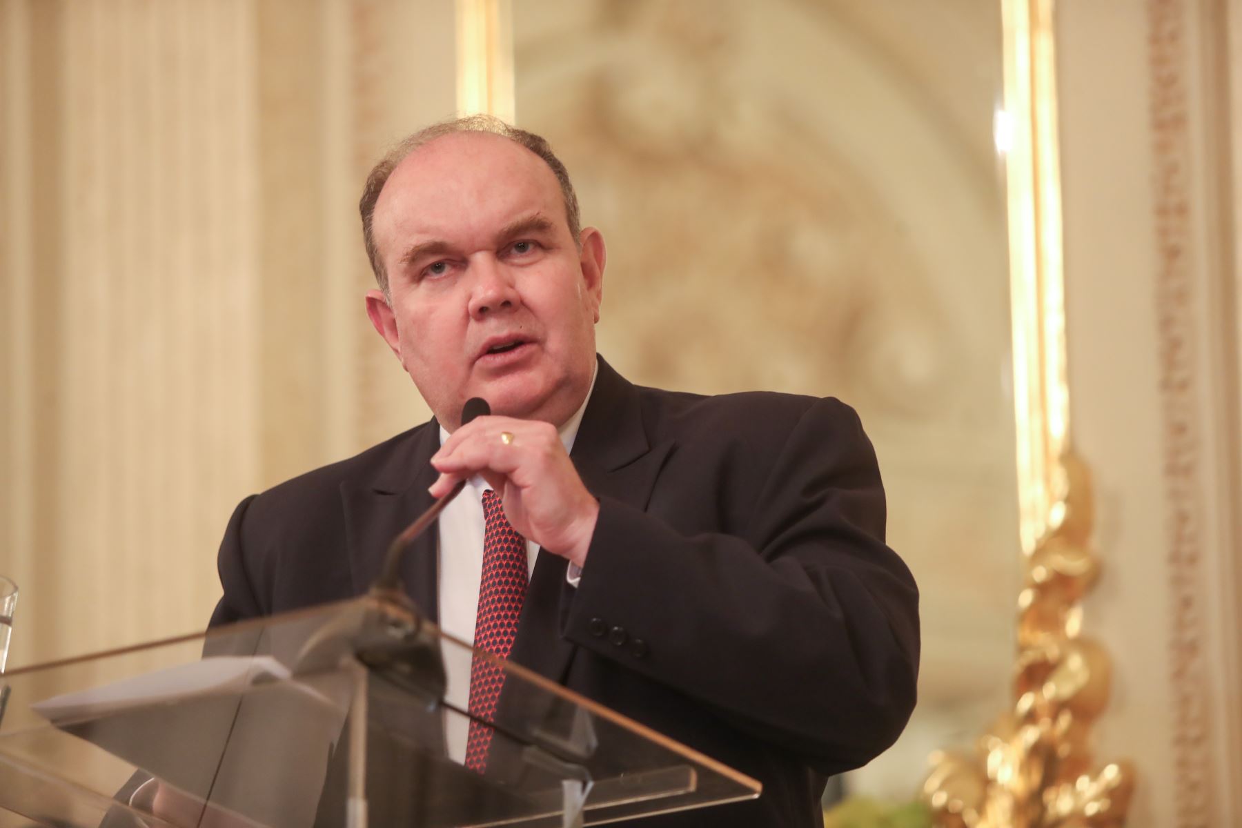 Candidato presidencial peruano López Aliaga insultó a ciudadanos que le tiraron huevos