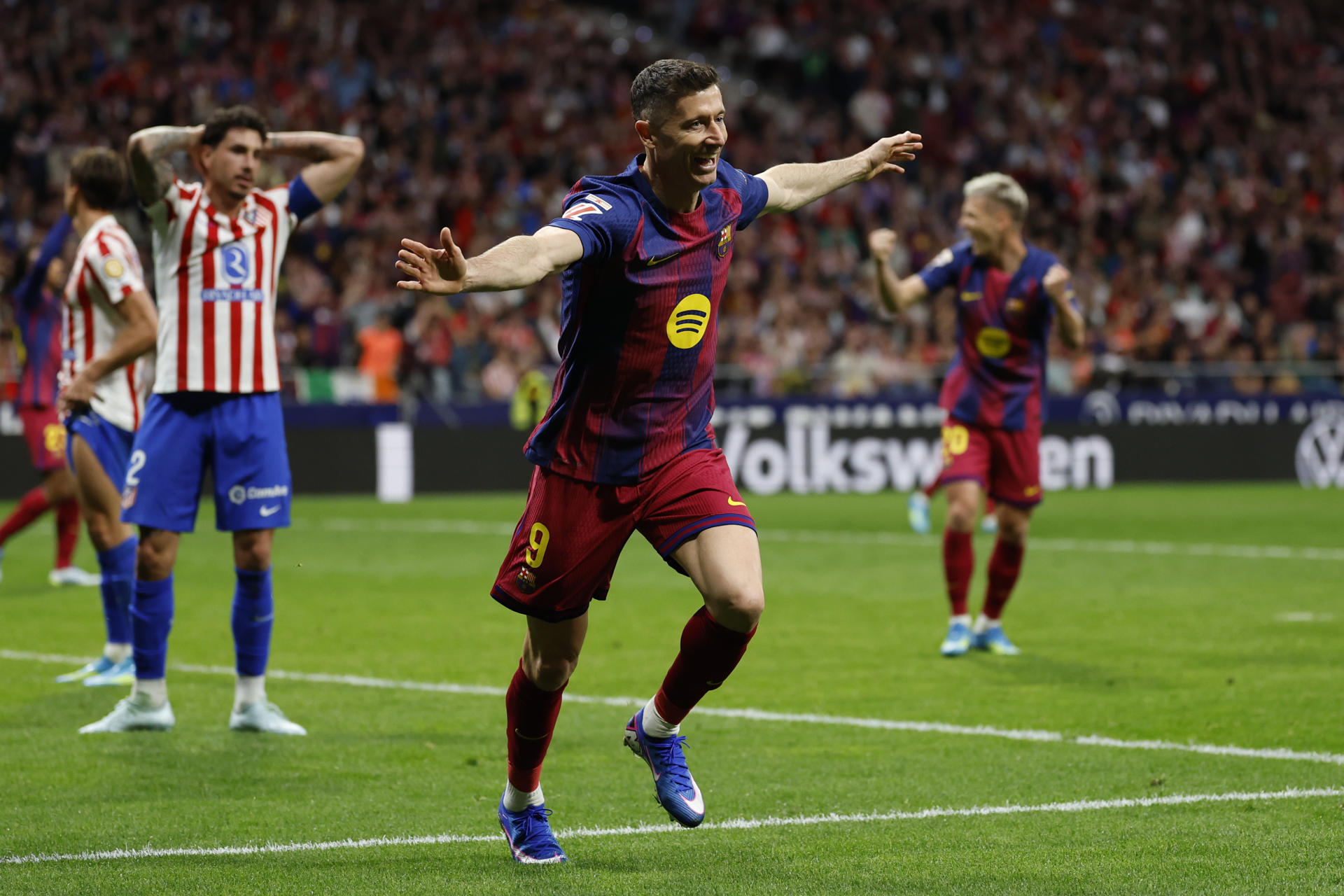 Barcelona venció al Atlético con gol de Lewandowski y se afianza en la cima