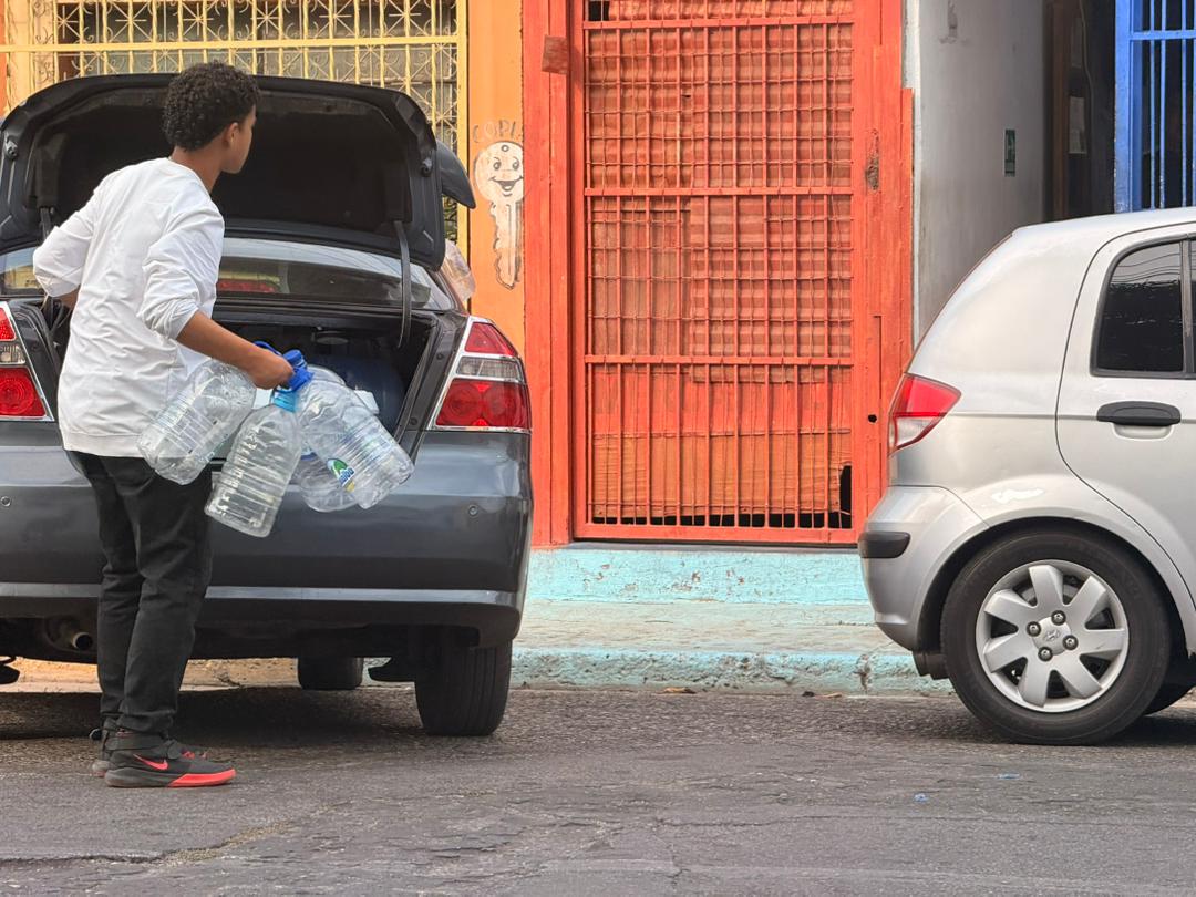Los sucrenses buscan cómo abastecerse en medio de las fallas en el servicio de agua. Foto: Nelsly Teherán | El Nacional