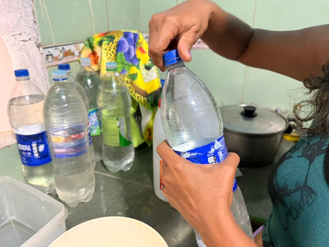 Envases de cualquier tamaño se convierten en una ayuda para almacenar agua en estos momentos. Foto: Nelsly Teherán | El Nacional