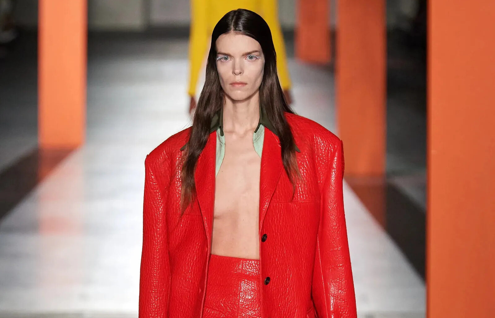 Del carmesí al cereza, el rojo rescata a la moda de su letargo gris