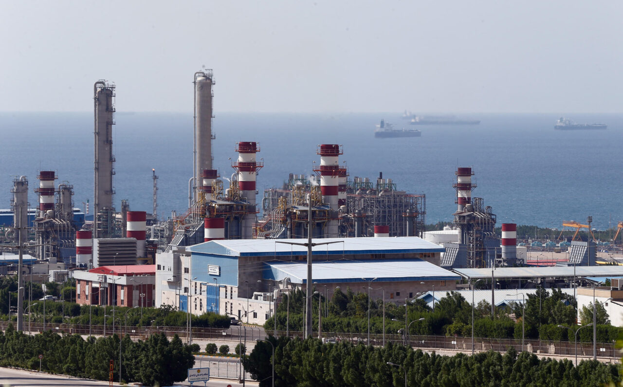 Irán advierte de un efecto dominó de fuego tras los ataques a sus plantas petroquímicas