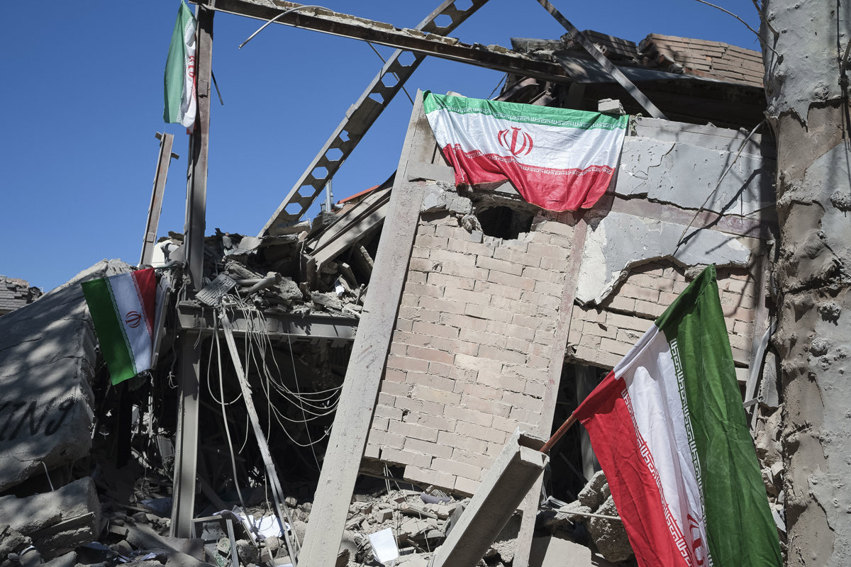 Estados Unidos e Israel bombardean intensamente Irán horas antes de que venza el plazo de Trump