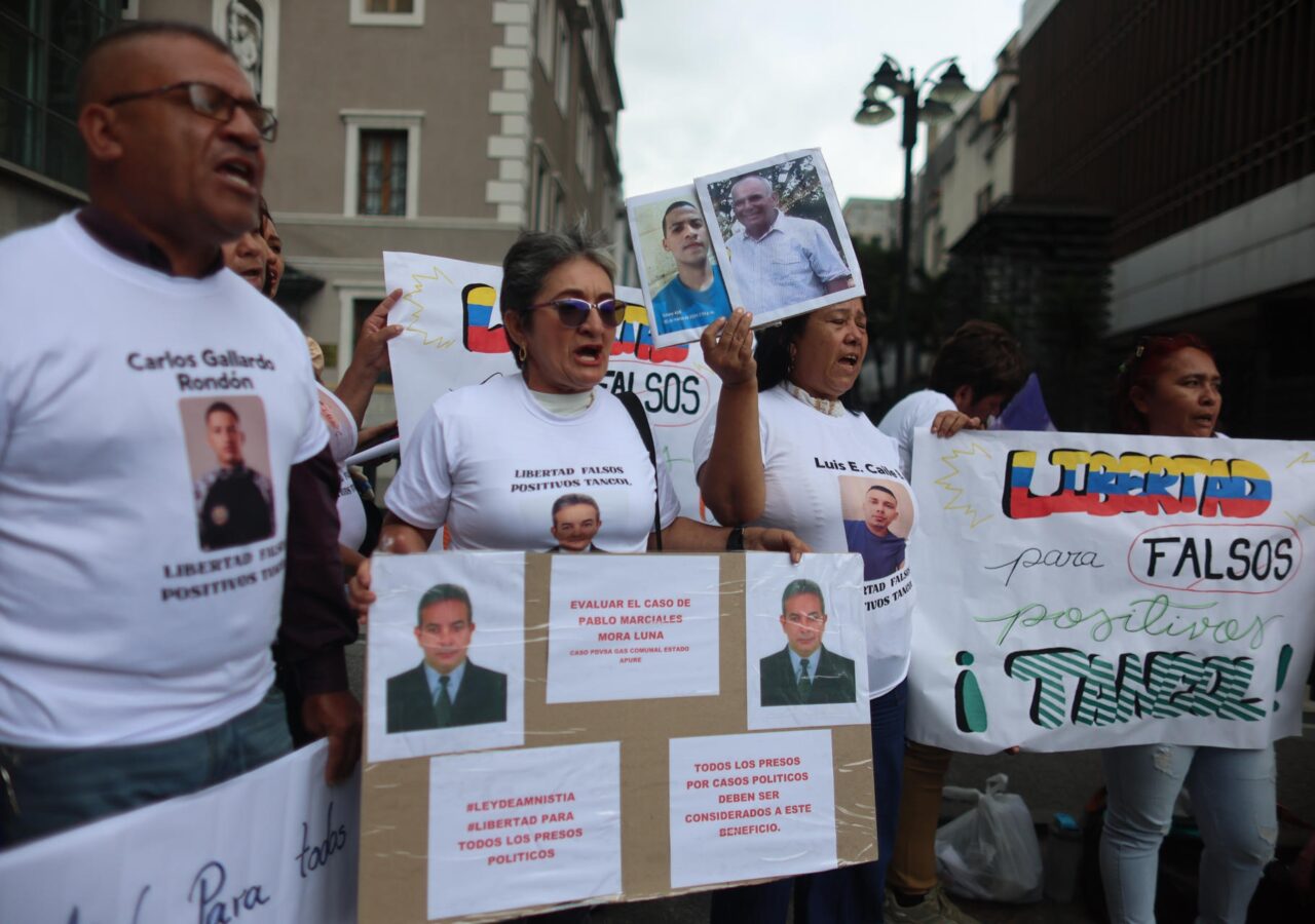 Familiares de presos políticos detenidos en la frontera con Colombia protestan en Caracas para exigir amnistía