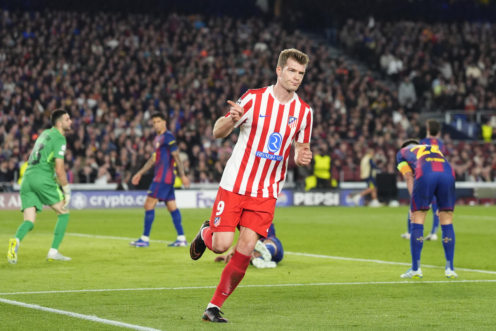 Barcelona quedó con 10 y cayó ante el Atlético en los cuartos de final