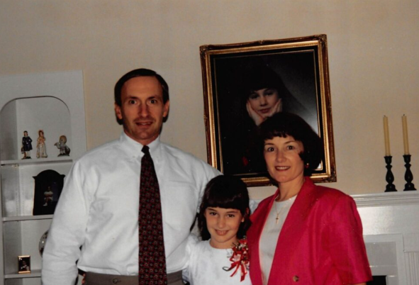 Una joven Kelly Knight con su familia. Crédito de la imagen: Obituario en línea de Kelly Knight