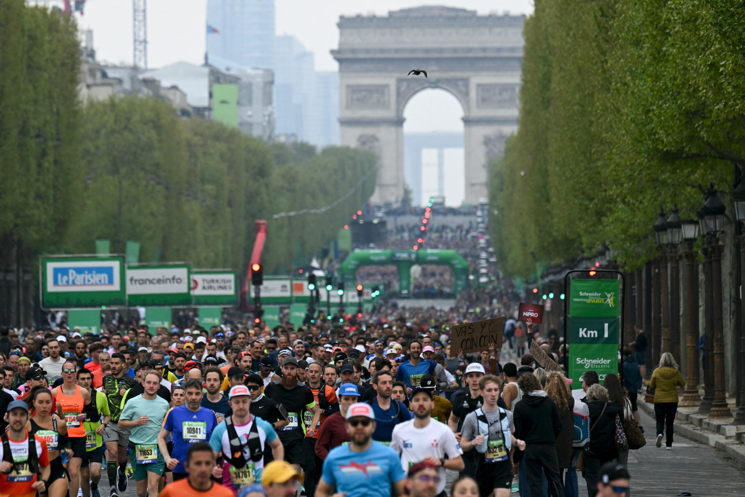 70.000 corredores salieron en la maratón de París, una de las más grandes del mundo