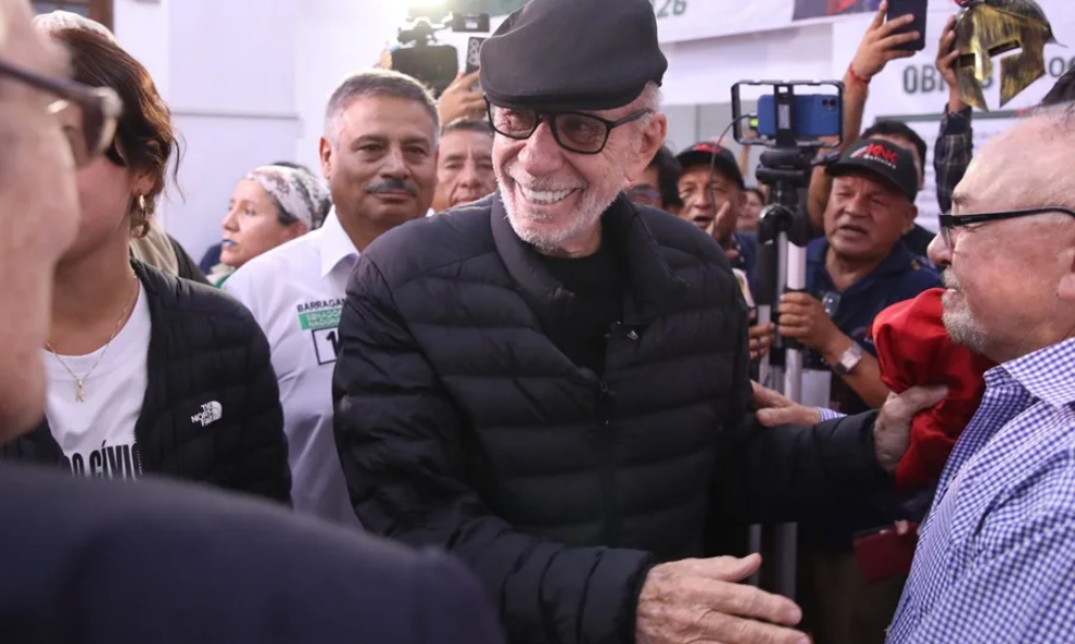 Candidato Ricardo Belmont y Keiko Fujimori lideran los sondeos finales de las elecciones en Perú