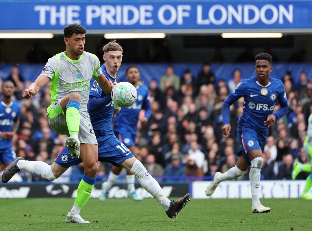 El Manchester City aplasta al Chelsea y mete presión al Arsenal