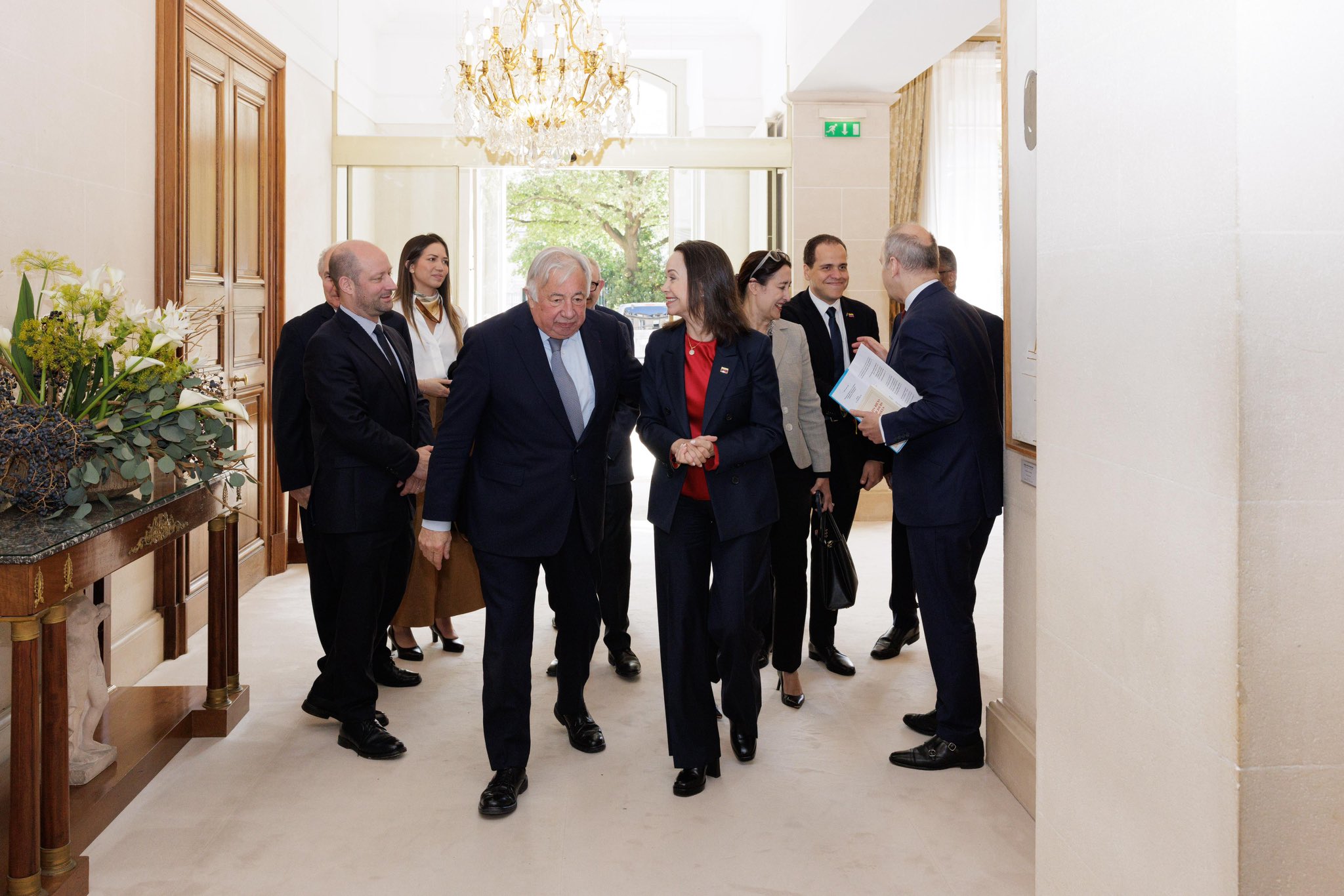 Presidente del Senado francés pide elecciones en Venezuela tras reunirse con María Corina Machado