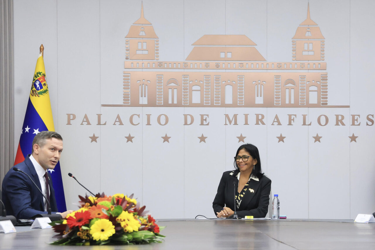 Delcy Rodríguez se reúne con una delegación del Departamento de Energía de EEUU en Caracas