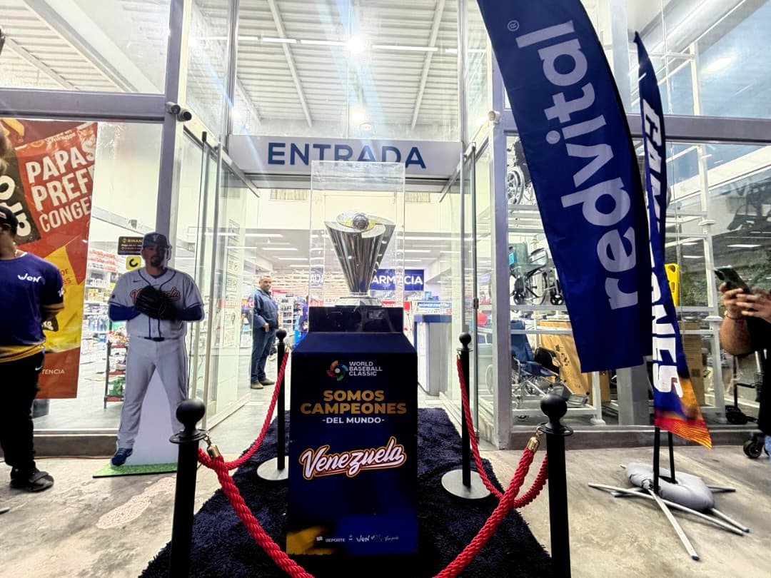 Redvital makro celebró con orgullo la histórica visita del Trofeo del Clásico Mundial de Beisbol