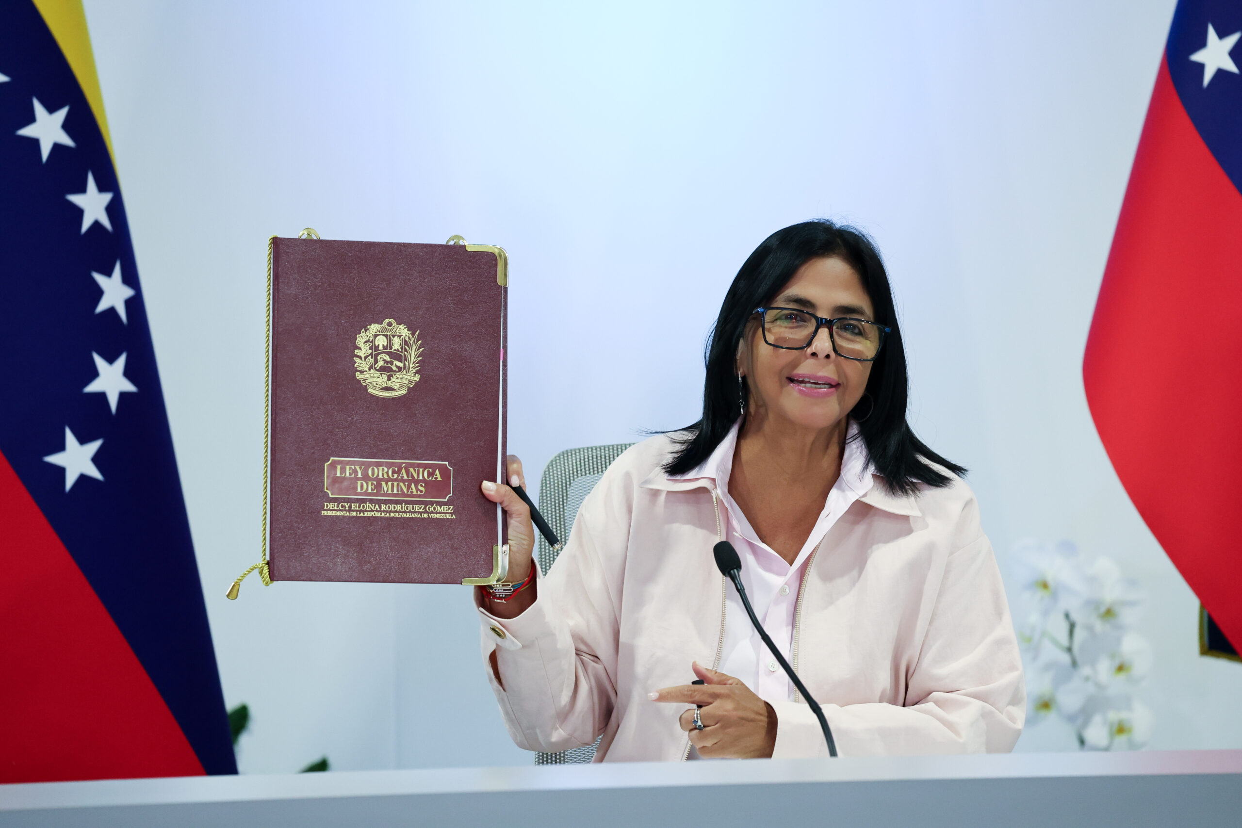 Delcy Rodríguez firma la nueva Ley de Minas