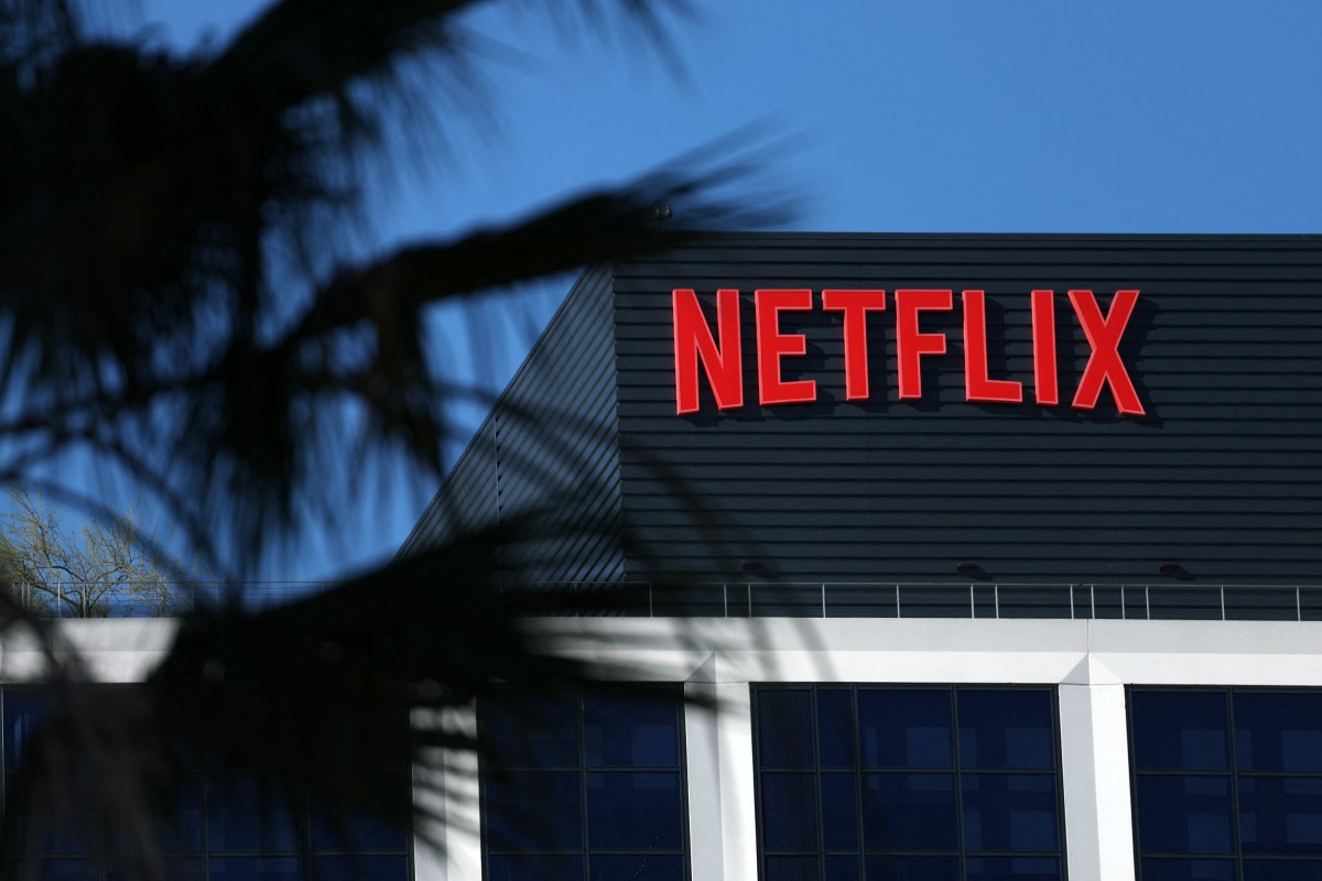 Acciones de Netflix se desploman tras salida del cofundador Reed Hastings