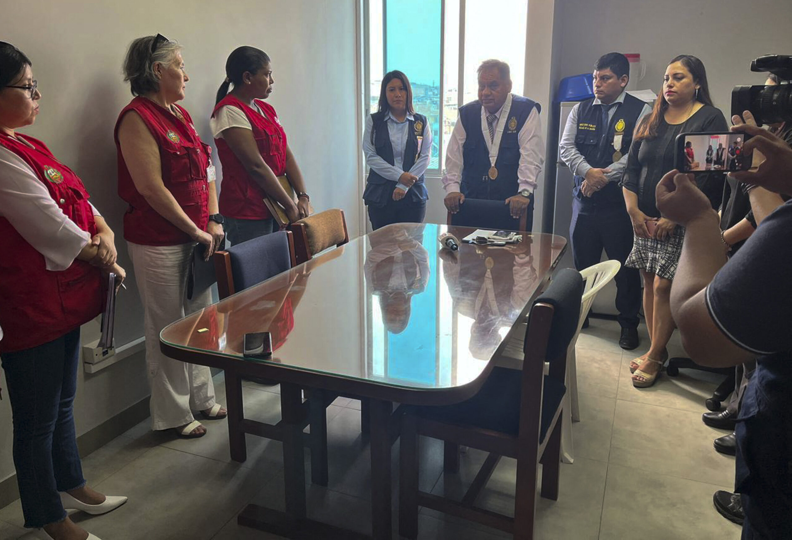 Fiscalía de Perú interviene almacén de actas de las presidenciales