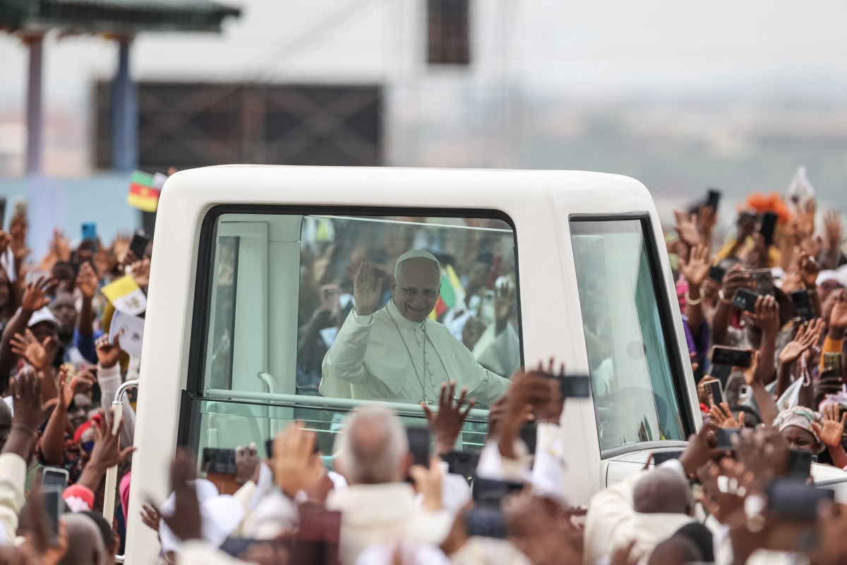 El papa León XIV llega a Angola en una gira africana eclipsada por Trump