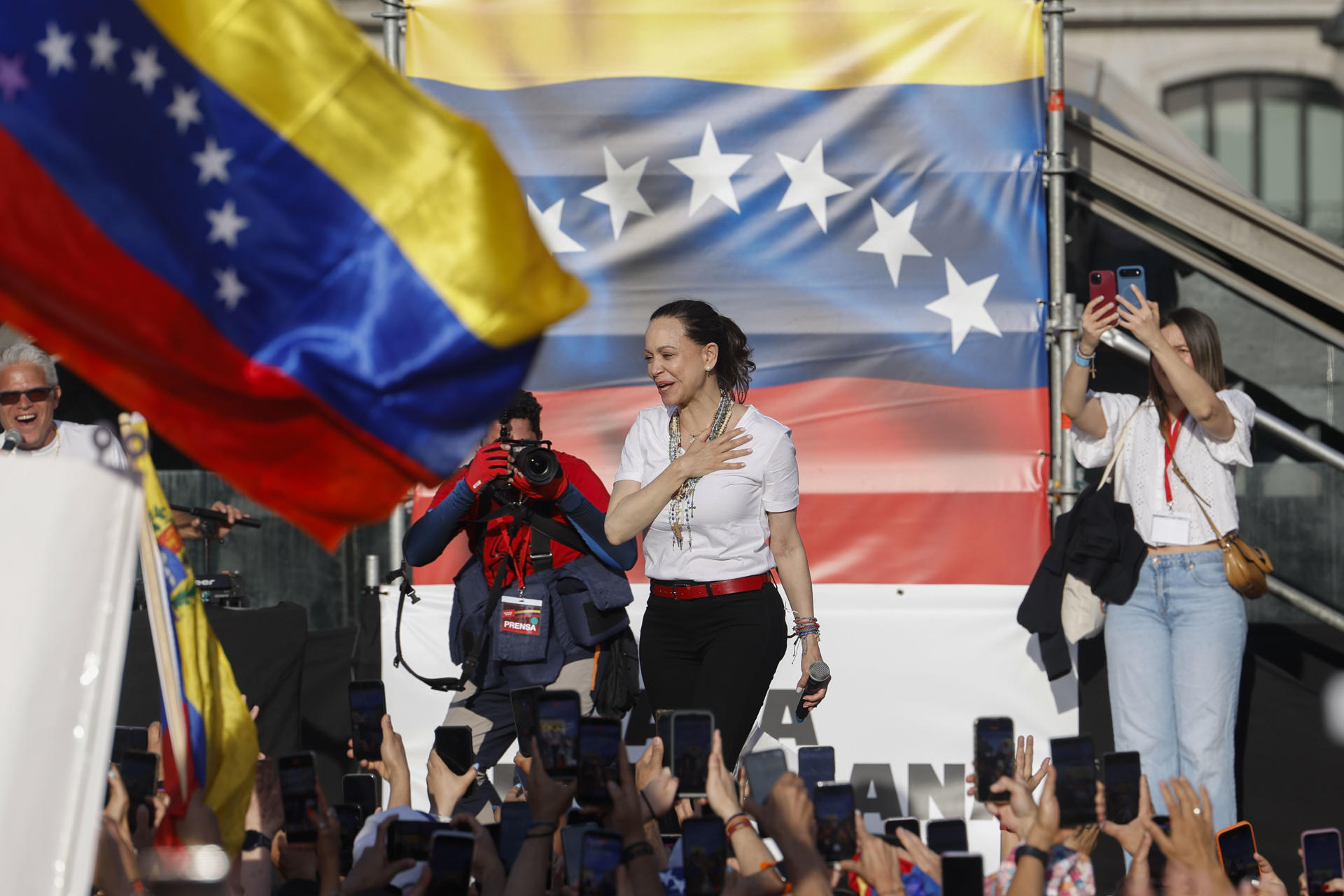 La Puerta del Sol se abarrotó de venezolanos por acto de María Corina Machado. Foto: EFE