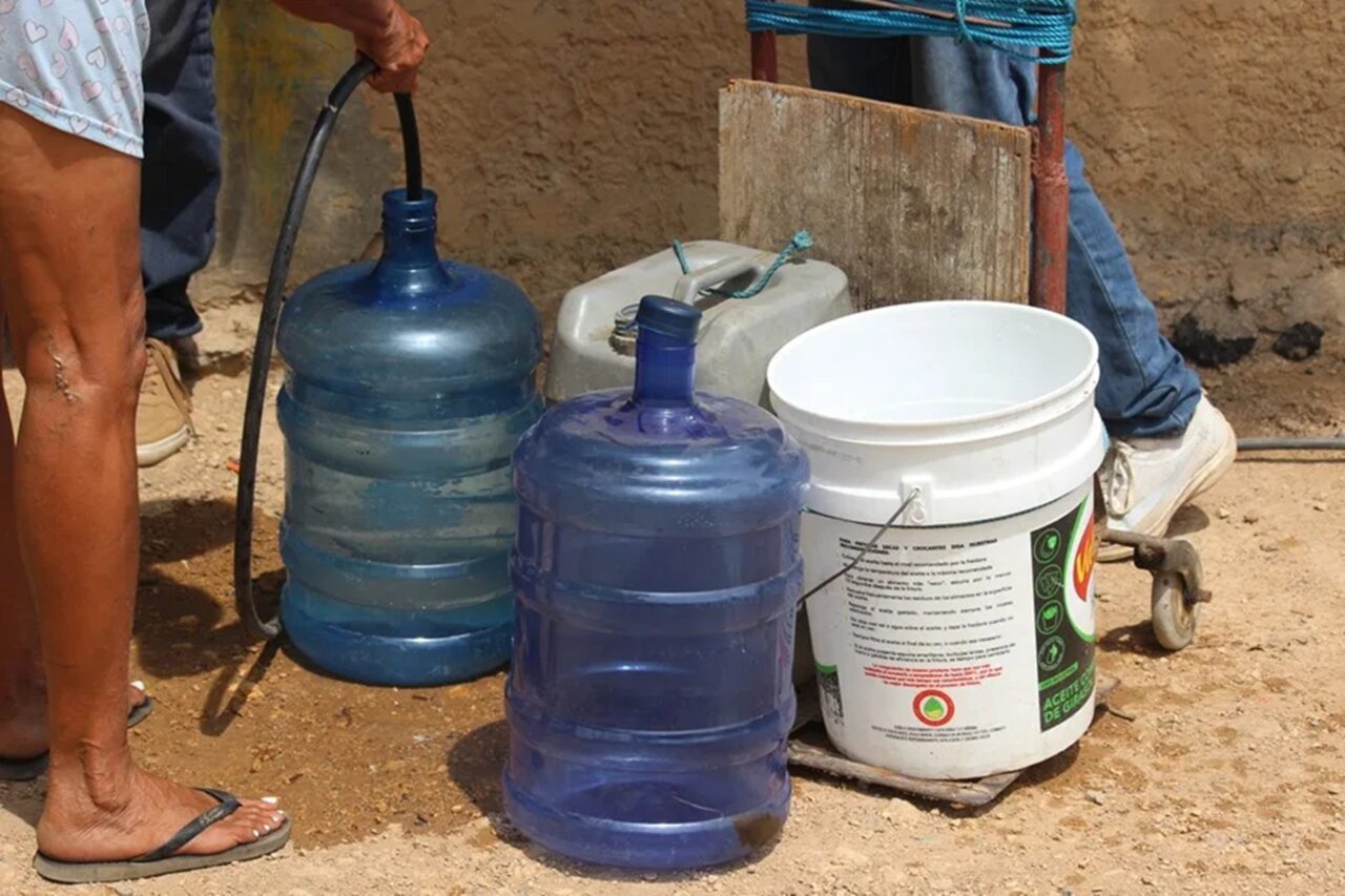 Vecinos reparten agua gratis en Sucre tras casi dos meses del colapso del sistema Turimiquire