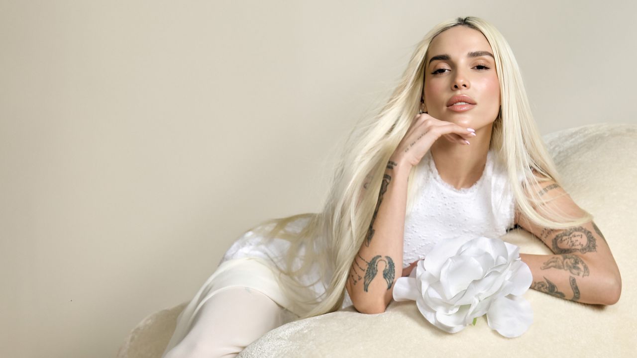 Elena Rose reconectó con su infancia en visita al colegio El Peñón