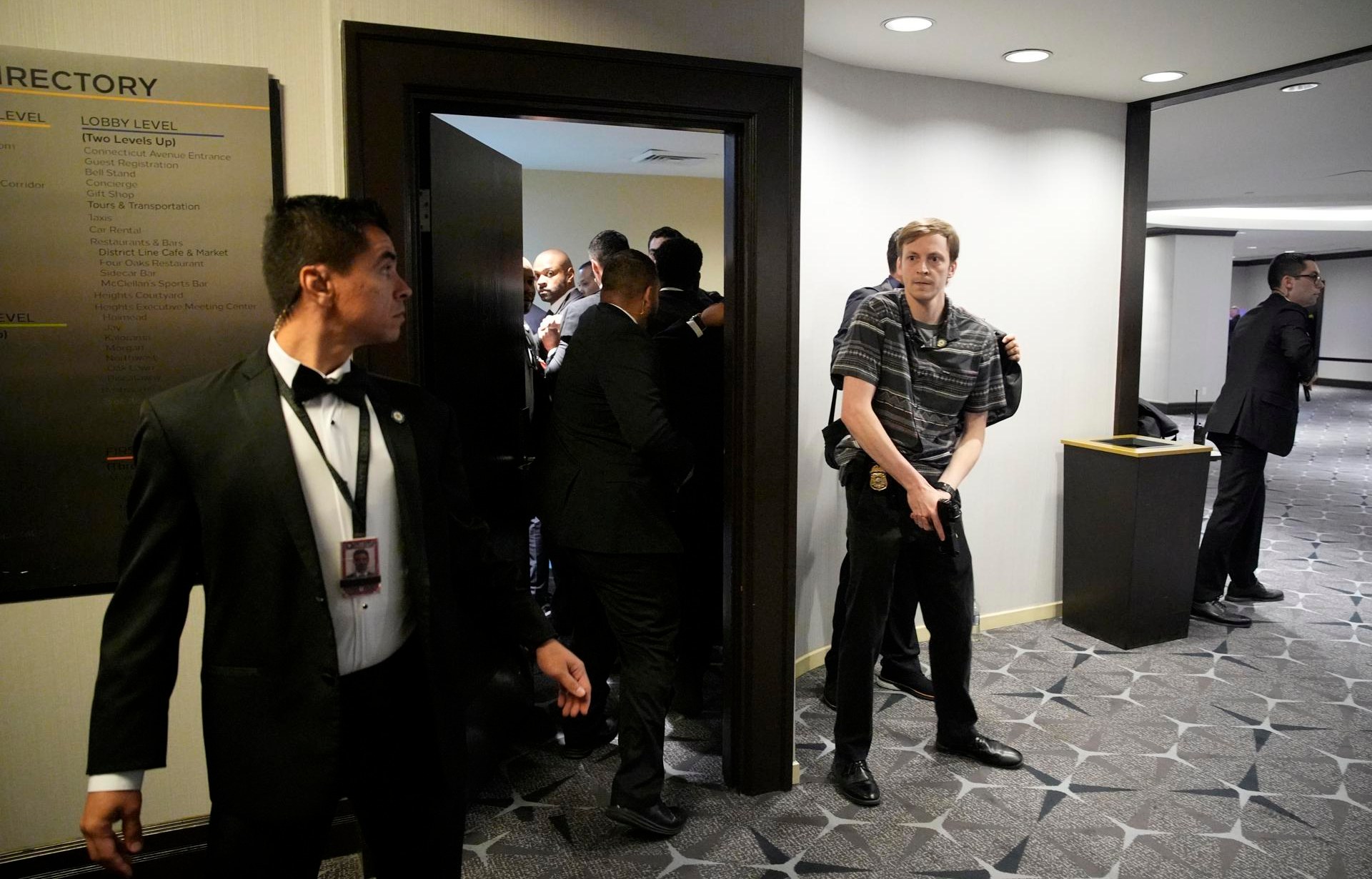 Despliegue de funcionarios policiales en cena de la que fue desalojado Trump. Foto: EFE