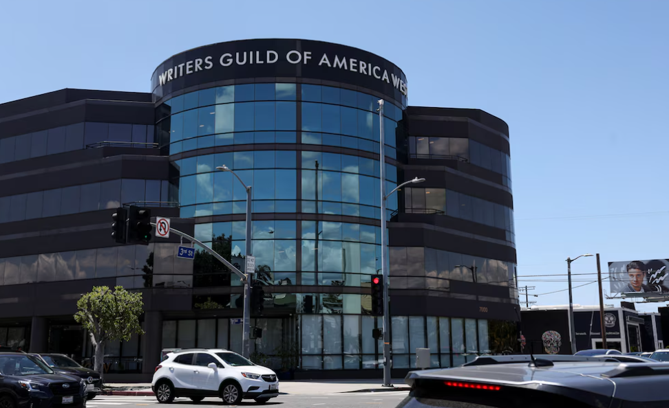 Luz verde al nuevo convenio de Hollywood: Guionistas aceptan pagos récord y ajustes médicos