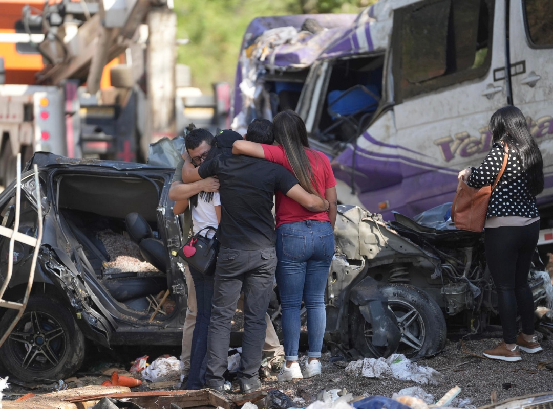 Familiares buscan explicaciones entre restos de ataque guerrillero en Colombia