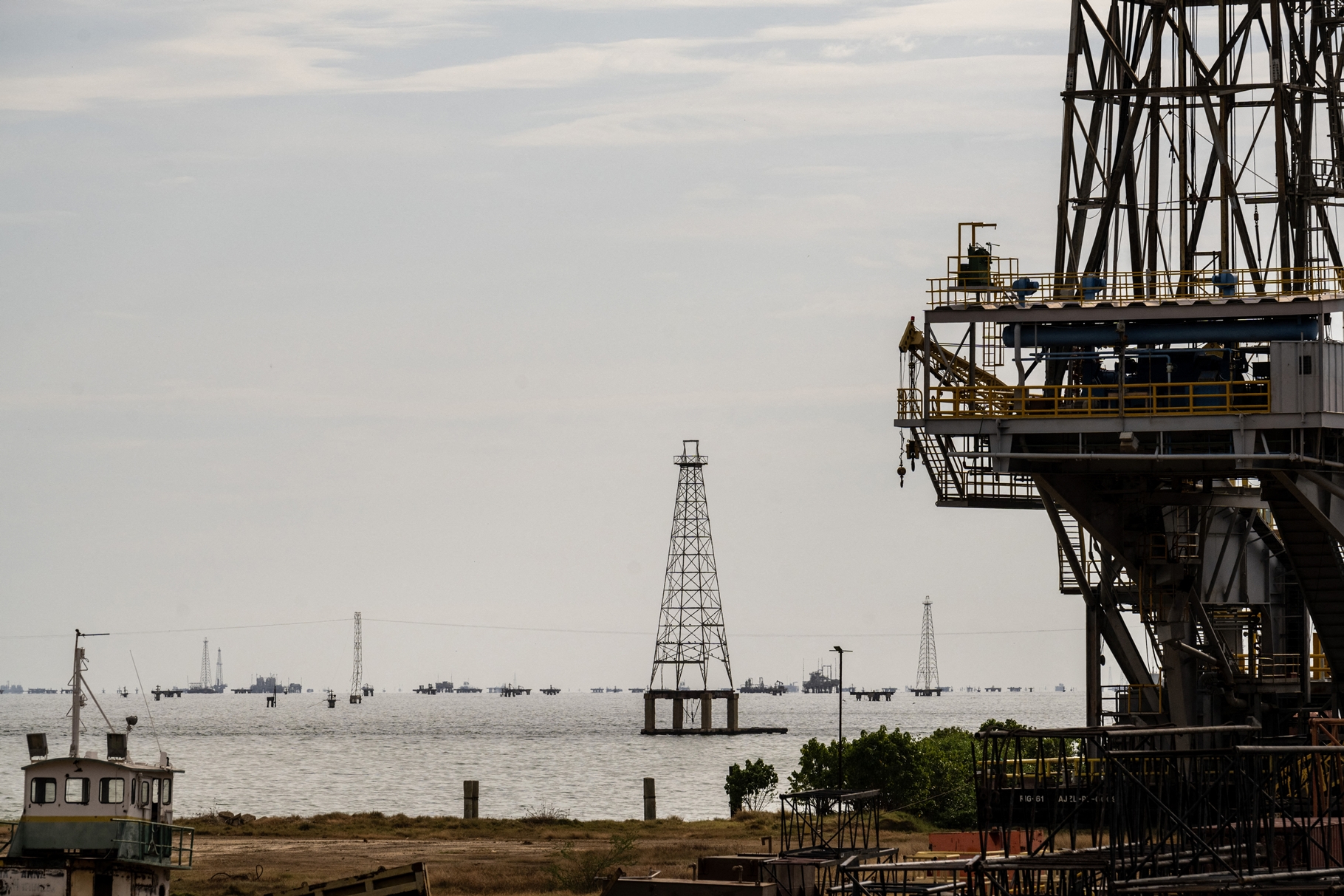 Petroleras movilizan equipos guardados en Venezuela ante cambios en contratos