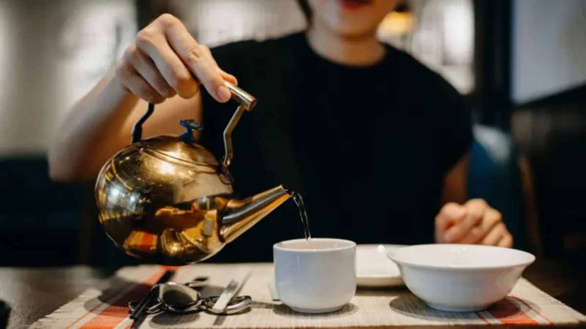 Qué beneficios tiene beber agua tibia según la medicina tradicional china (y qué dice la ciencia ante la renovada moda)