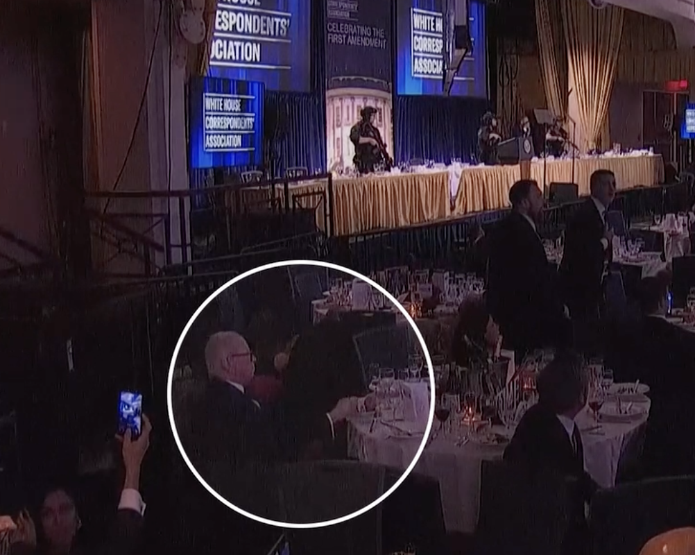 Todo el mundo corría, él seguía comiendo: ¿Quién es el hombre que no se inmutó durante el tiroteo en la Cena de Corresponsales?