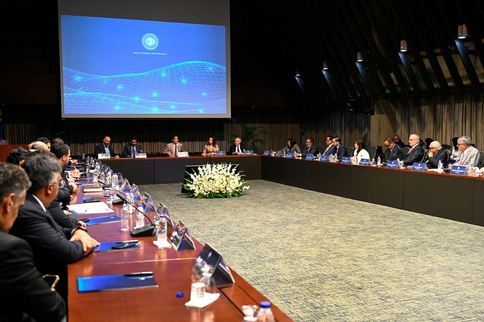 Autoridades del BCV prevén recuperación sostenida y caída de la inflación