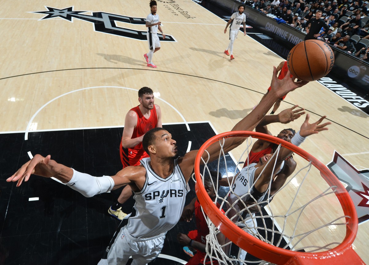 Wembanyama emula a Ewing y guía a los Spurs a las semifinales del Oeste