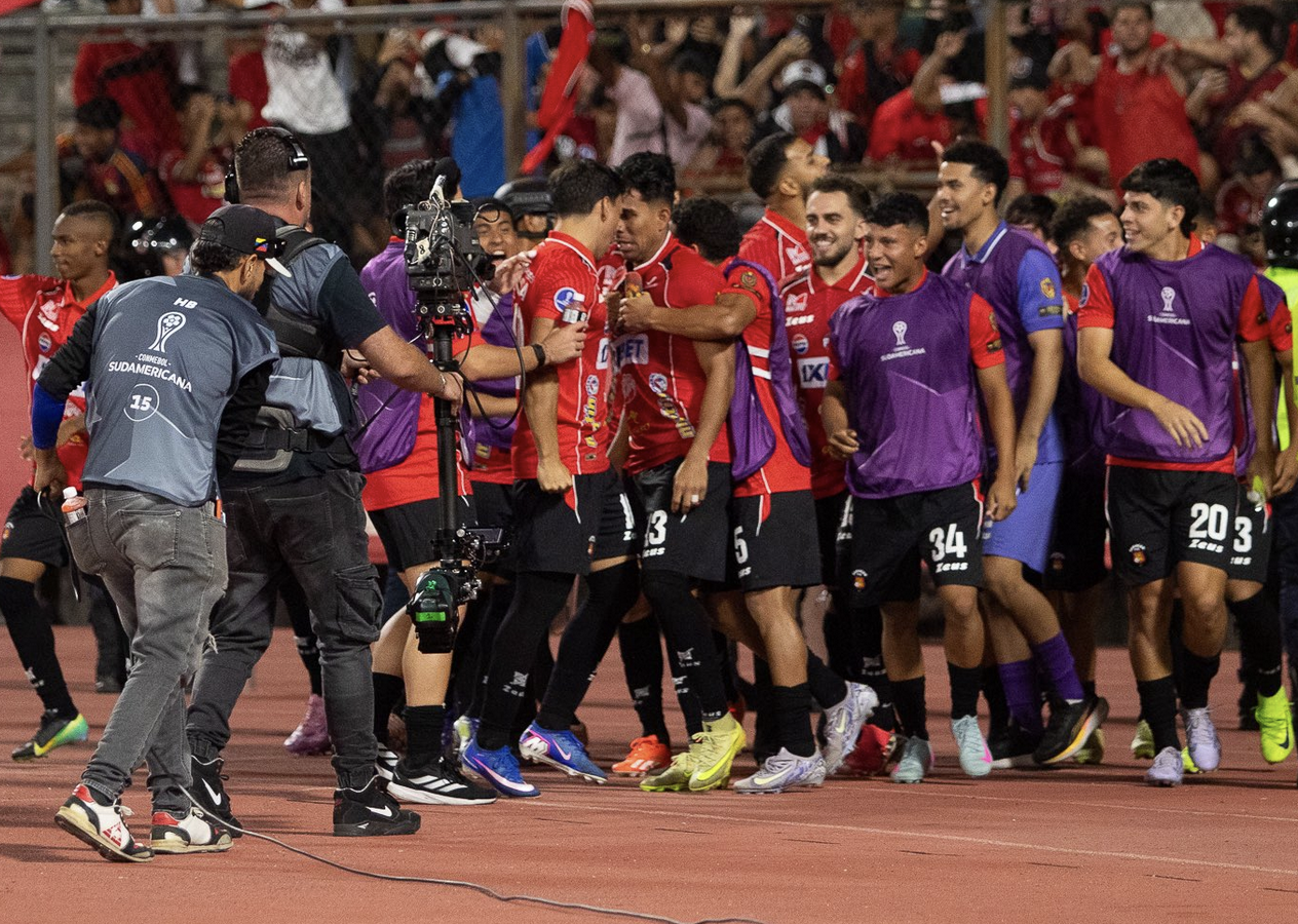 Caracas complica situación de Racing y sigue tras la sombra de Botafogo