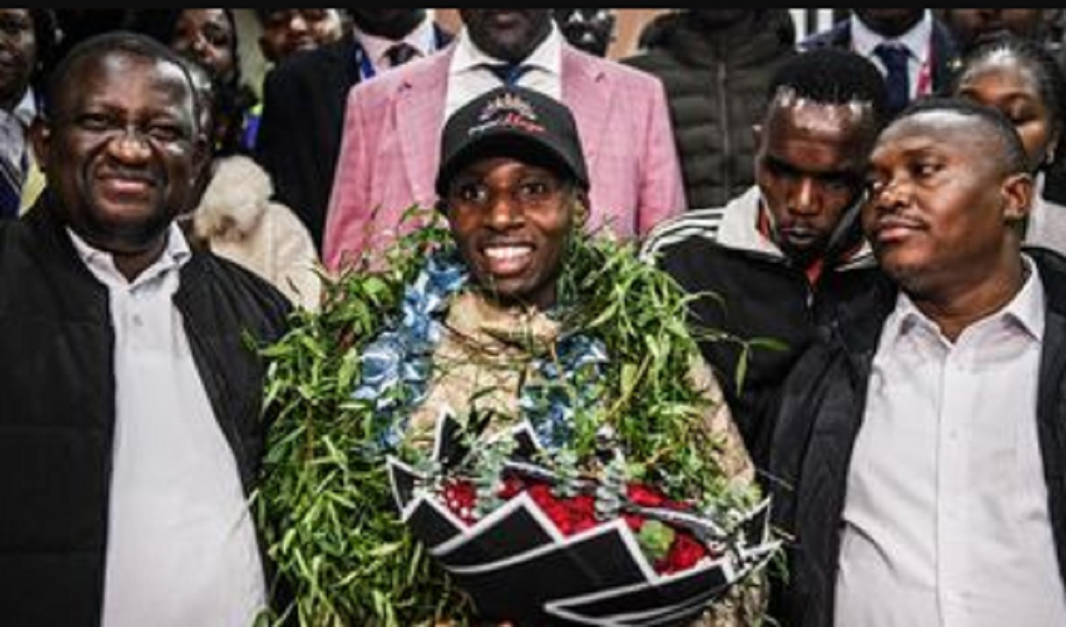 Sabastian Sawe llega feliz a Kenia tras imponer récord mundial en maratón