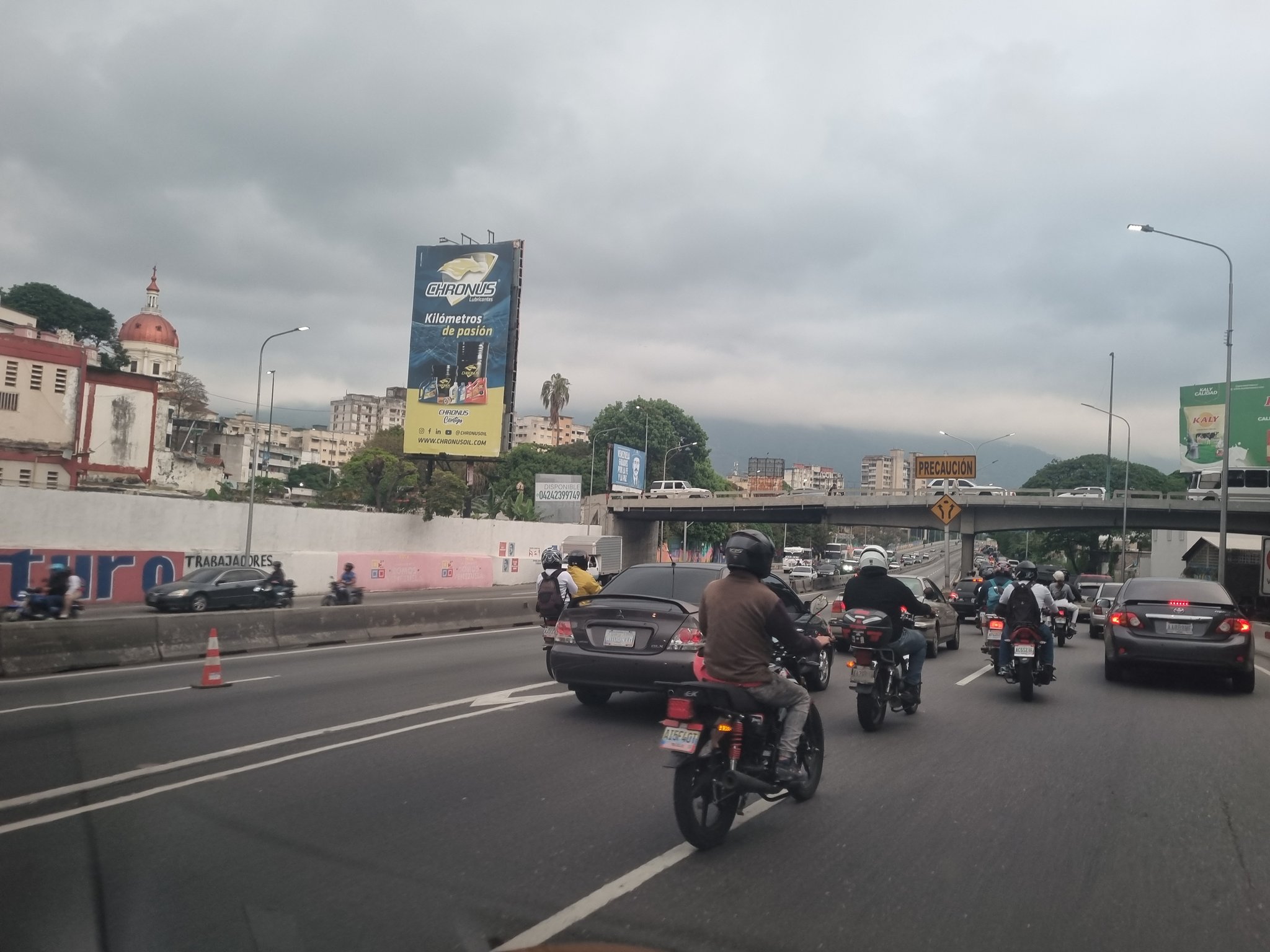 Cierres viales por actos políticos y marcha sindical colapsan Caracas este 30 de abril