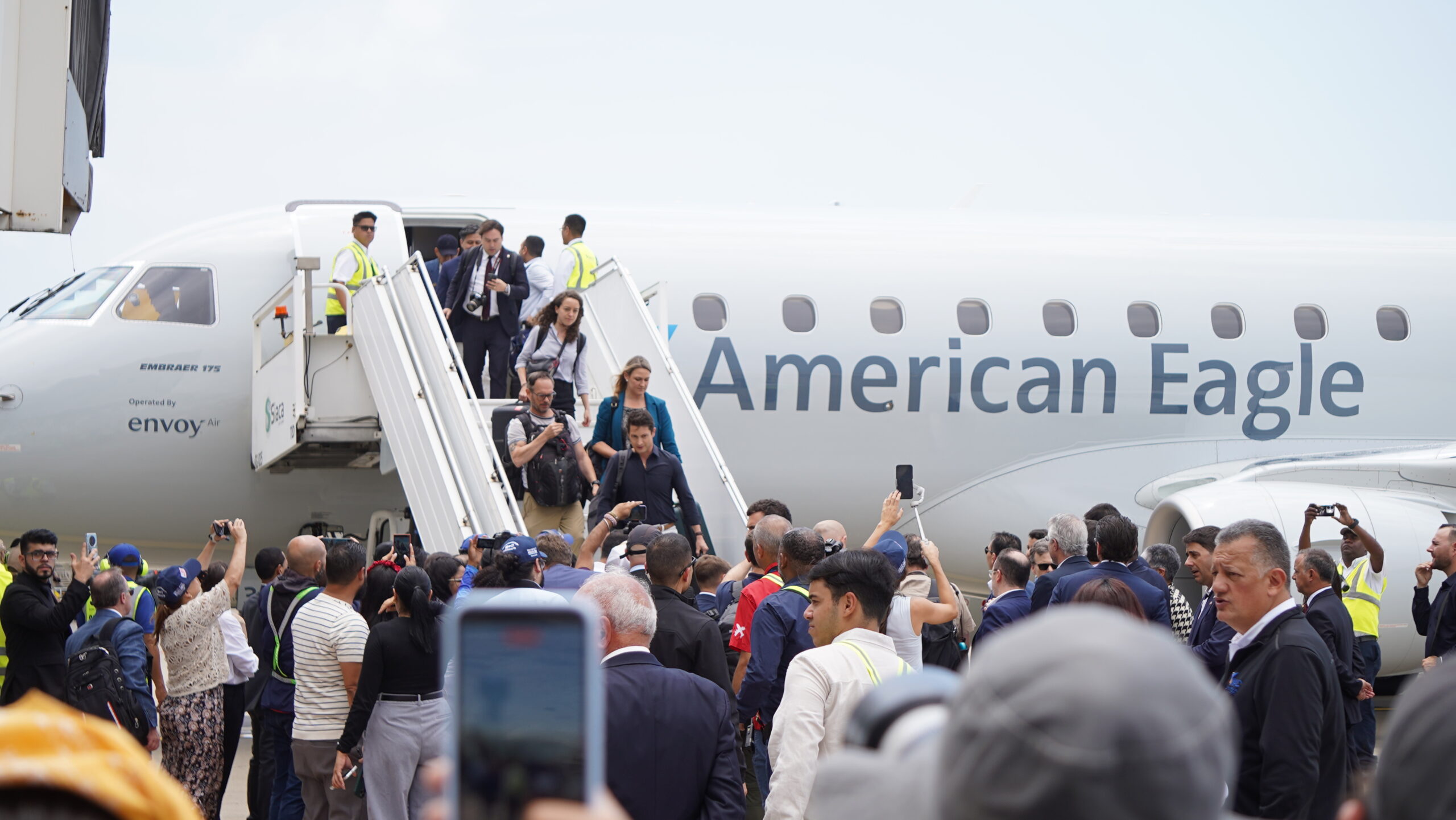 Reactivación de vuelos Caracas – Miami es otro paso en plan de tres fases de Trump para Venezuela