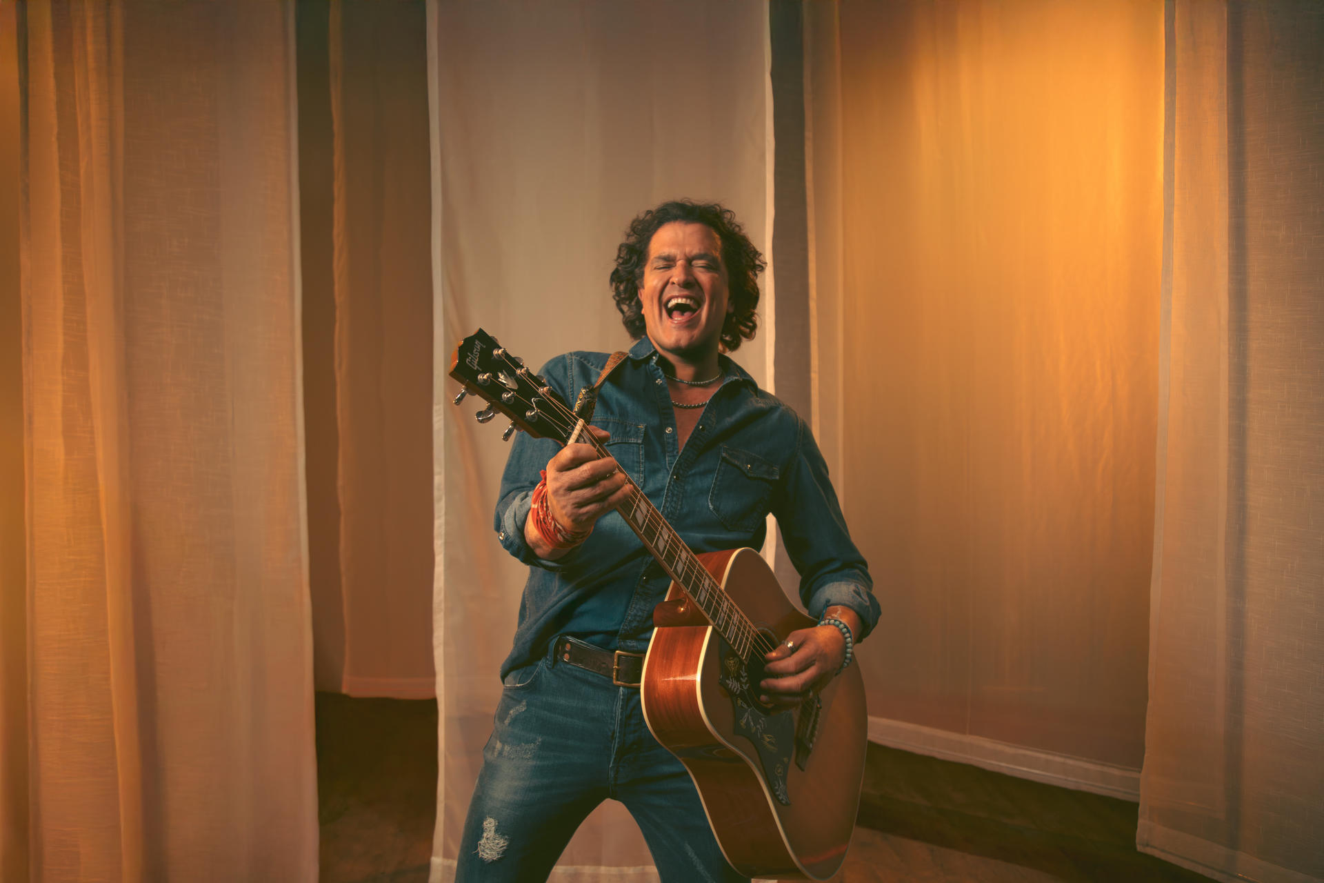 Carlos Vives lanza El último disco Vol.1: grabado en vivo y con toda la banda