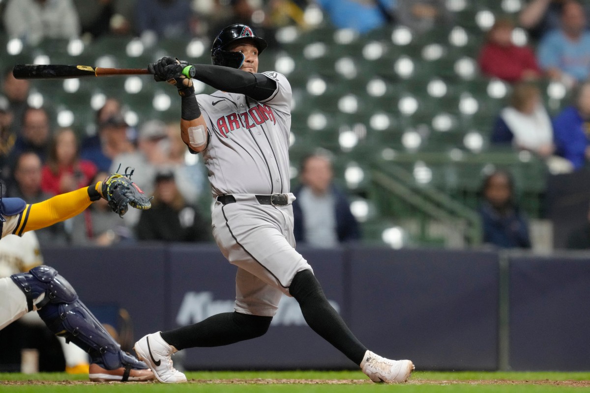 Ildemaro Vargas llega a 27 juegos con hit y establece un récord para criollos en MLB
