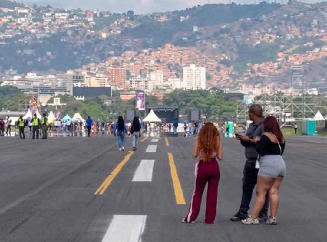 Fracaso en concierto del oficialismo en La Carlota: artistas cancelados y baja asistencia