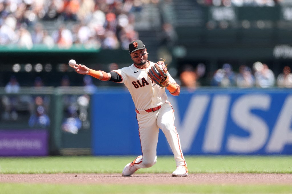 Luis Arráez también brilla con el guante en los Gigantes