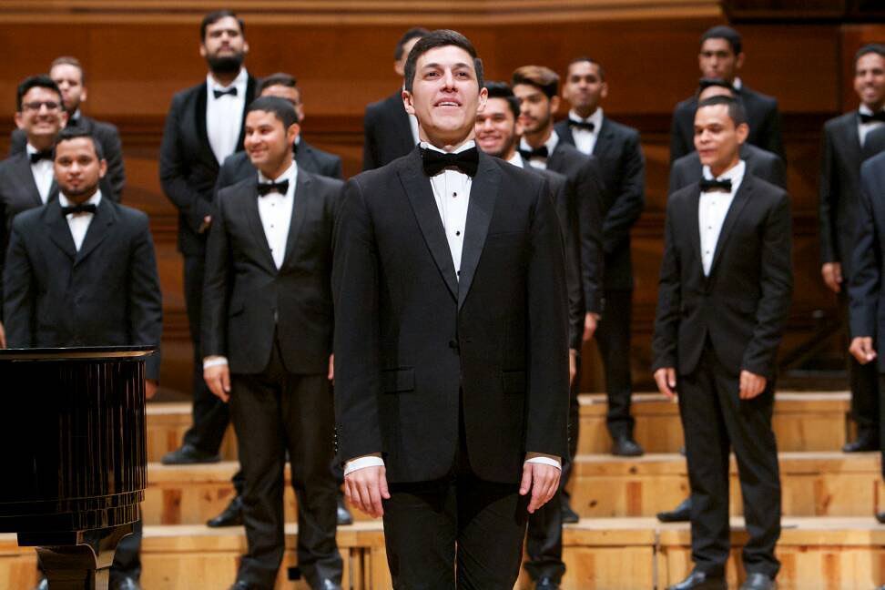 José Ángel Sánchez ganó el primer concurso de dirección vocal Le mani un suono