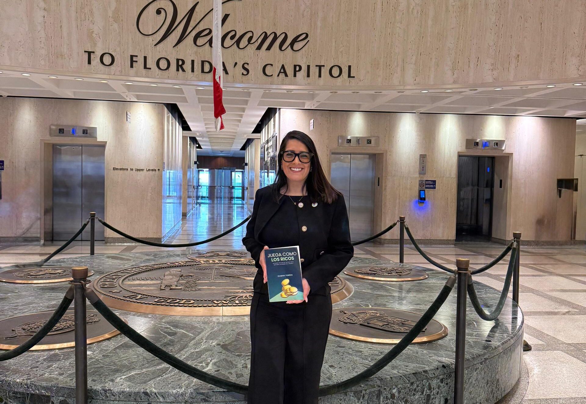 La venezolana Isamar Torres recibe Premio Líder Internacional por su libro Juega como los ricos