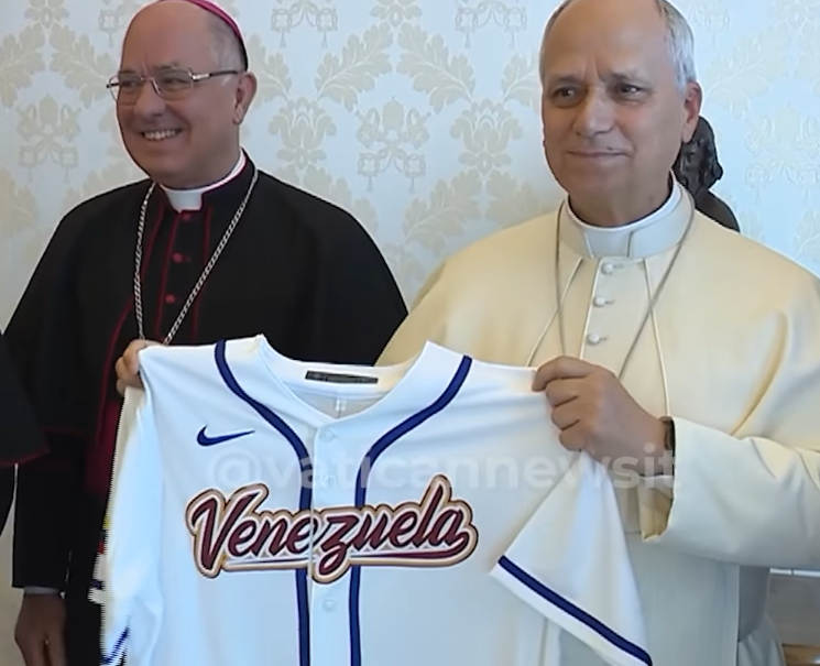 El Papa León XIV recibió la camisa de la selección nacional de beisbol